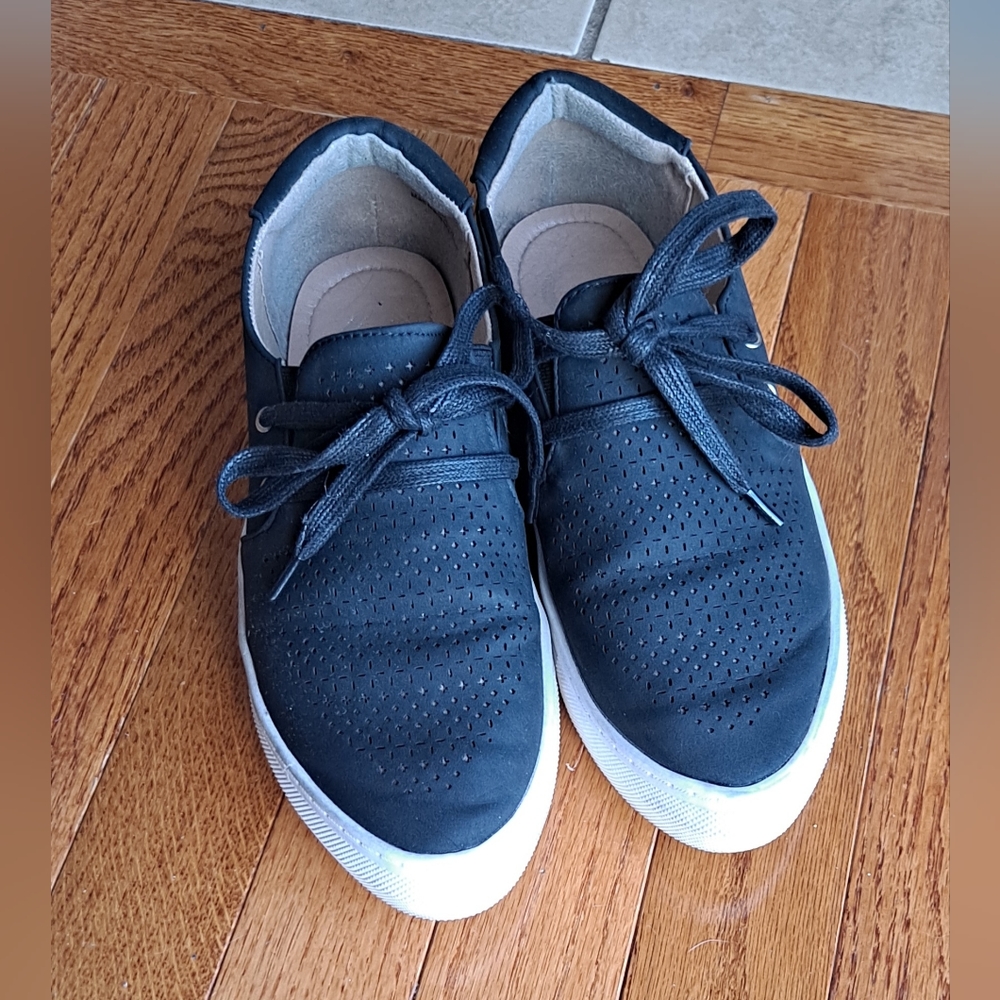 Journee Shantel Sneaker